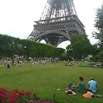 Eiffel Tower Champs De Mars Apartment