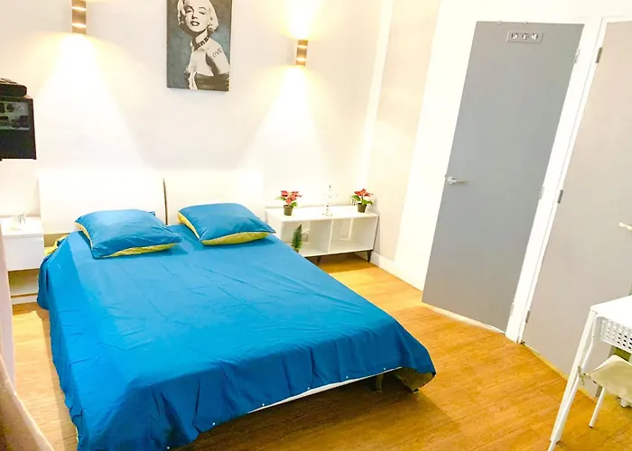 Eiffel Tower Champs De Mars Париж